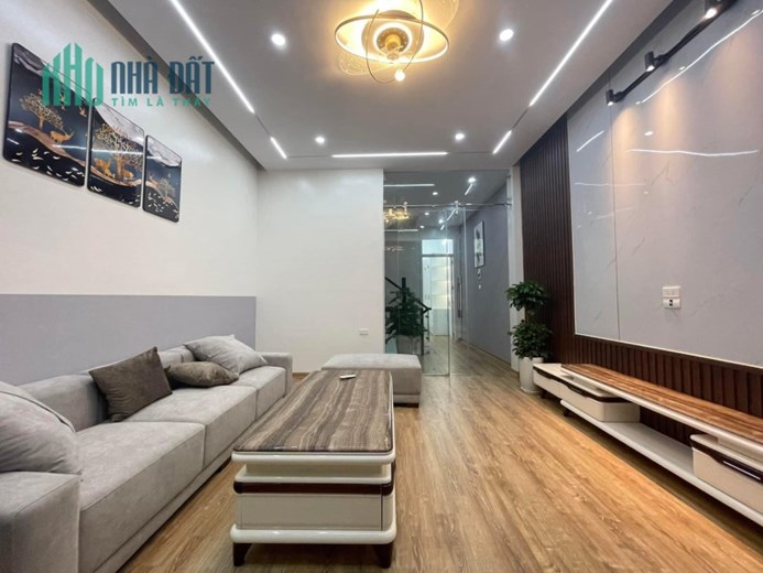 Bán Nhà Phố Trần Quốc Hoàn 50m2 * 5 tầng , 5 phòng ngủ , phân lô ô tô , Kinh doanh mà giá chỉ hơn