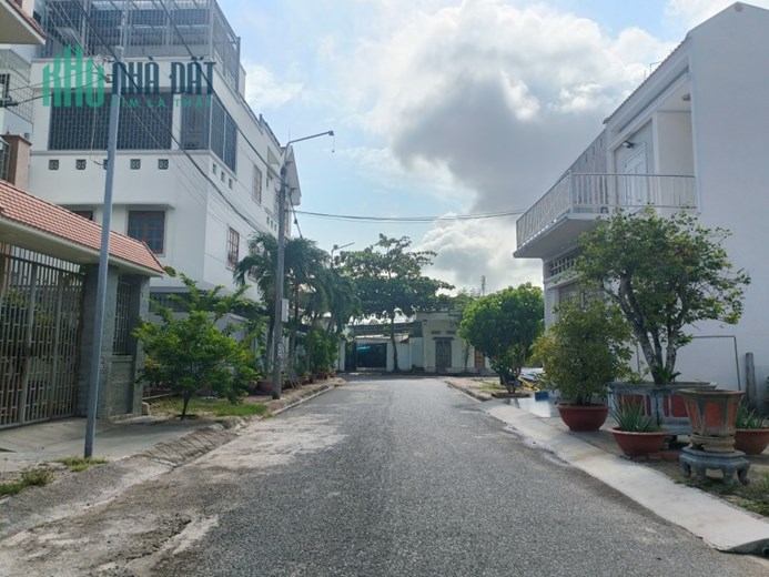 HÓT Bán Rẻ Lô Đất Đường 30/4 DT: 110m2 ngang 5m2 Thổ Cư 100% giá 5,5 tỷ còn 4,9ty cần bán gấp