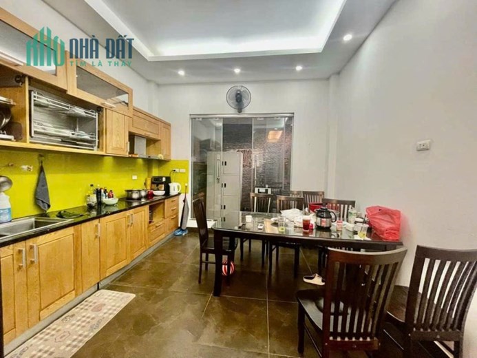 'TRUNG TÂM CẦU GIẤY NGÕ THÔNG Ô TÔ TRÁNH - HAI THOÁNG.
Diện tích 58/78m2 5 tầng, MT 5,5m. Giá cực