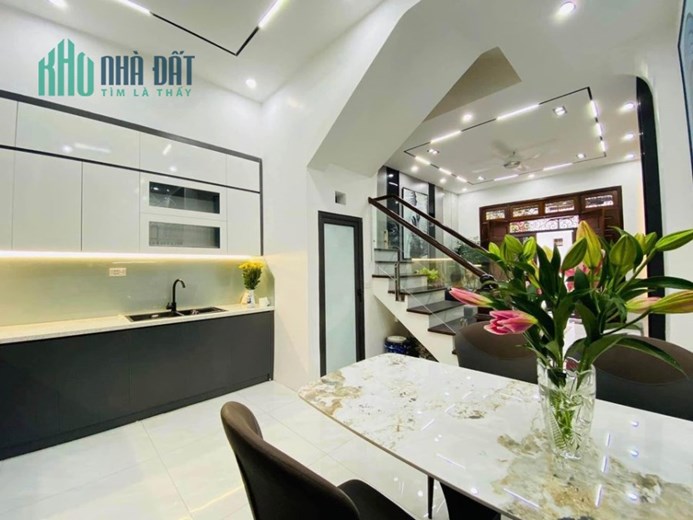 Bán nhà Hoàng Cầu, 43m2 giá 4,7 tỷ đẹp ở luôn