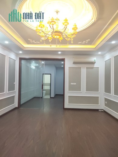 Bán nhà phân lô phố Trần Cung dt 35 m2 x 5 t mới tinh ô tô cách nhà 30 m giá 3,9 tỷ.