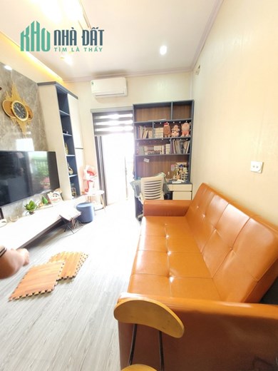 Cực hiếm CC Việt hưng dt 36m giá 850 triệu 1 ngủ 1 wc full đồ.