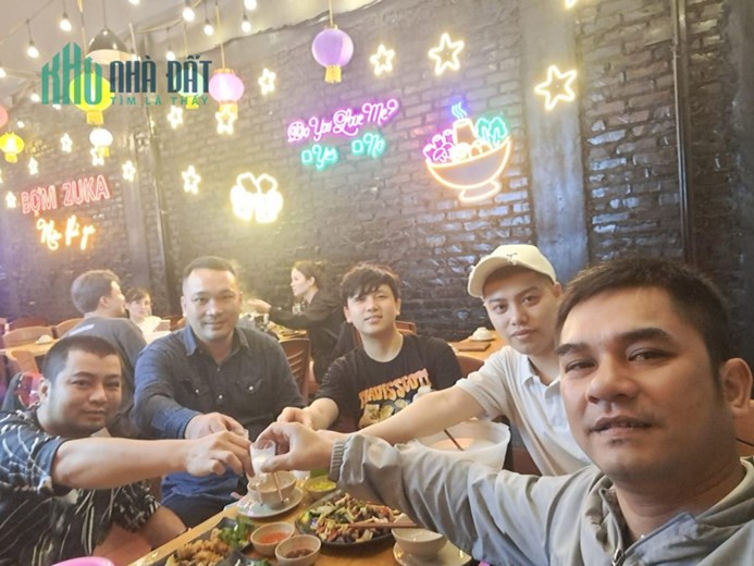SANG NHƯỢNG CỬA HÀNG GẤP MÔ HÌNH ( CƠM VĂN PHÒNG VÀ NHẬU )
