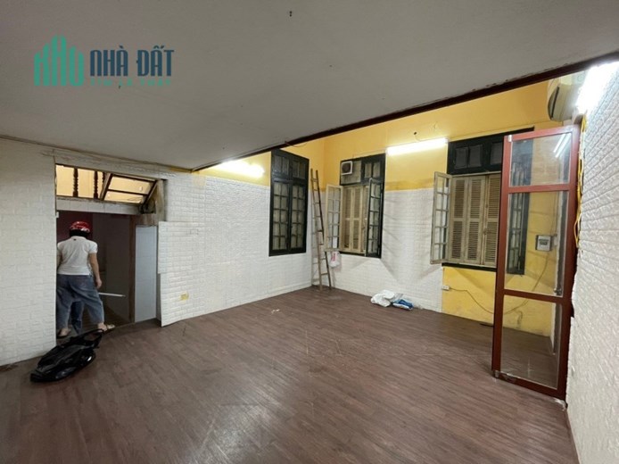 Cho thuê nhà nguyên căn tại Măt Phố Thợ Nhuộm,  Hoàn Kiếm 80m2