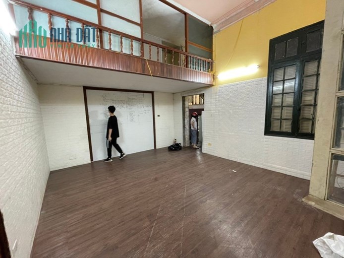 Cho thuê nhà nguyên căn tại Măt Phố Thợ Nhuộm,  Hoàn Kiếm 80m2