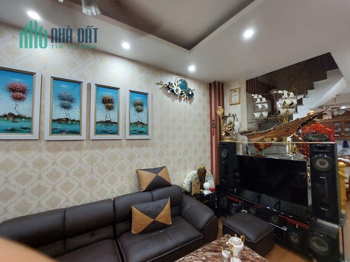 cho thuê nhà nguyên căn Nguyễn Sơn, Long Biên 150m2 * 3 tầng * ô tô tránh + kinh doanh