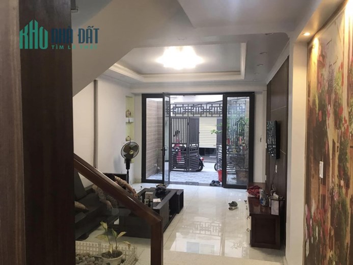 Bán căn nhà 71m2 x 3 tầng độc lập với sân cổng tại 193 Văn Cao