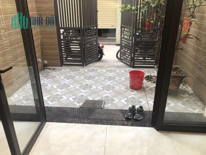 Bán căn nhà 71m2 x 3 tầng độc lập với sân cổng tại 193 Văn Cao