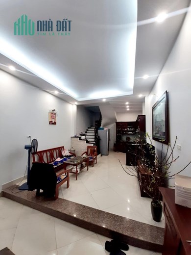 Cần bán nhà mặt phố Nguyễn Văn Cừ, Long Biên 50m2, 5 tầng, 16 tỷ.