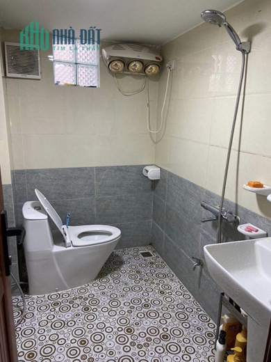 DÂN XÂY, KHU VỰC TRUNG TÂM, GẦN PHỐ CHÍNH, NHIỀU LỐI VÀO,