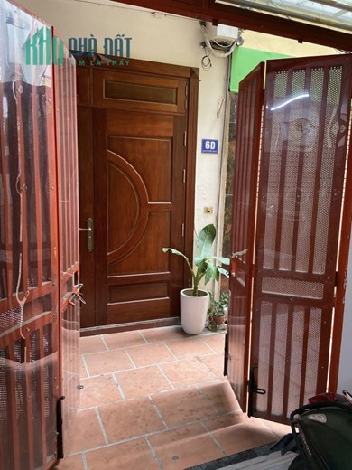 DÂN XÂY, KHU VỰC TRUNG TÂM, GẦN PHỐ CHÍNH, NHIỀU LỐI VÀO,