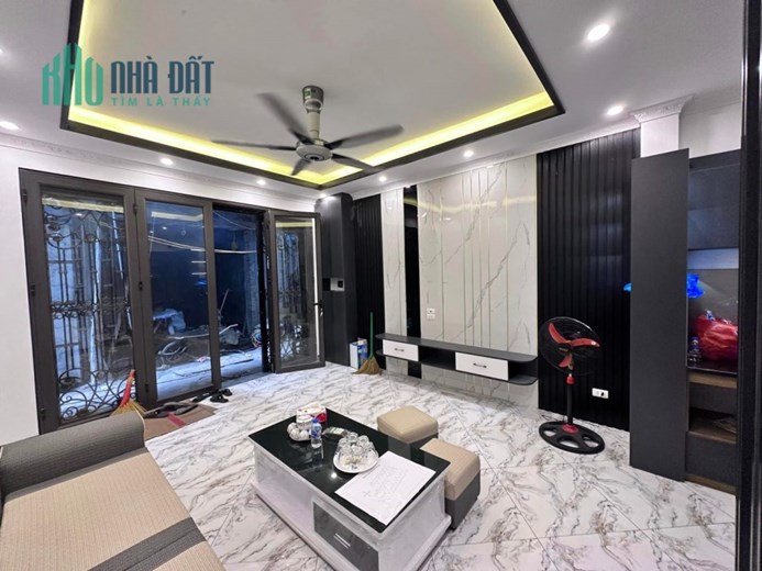NHÀ PHỐ Cự Lộc 30m, 5tầng, mt4m, 4.35 tỷ, NHÀ MỚI Ở LUÔN - GẦN PHỐ CẠNH ROYAL CITY