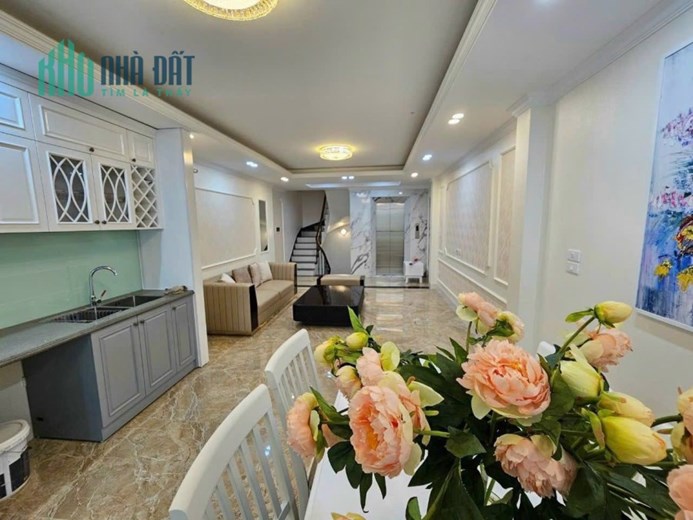 CẦN BÁN CĂN NHÀ PHỐ NGUYỄN - LONG BIÊN SƠN .
60M2 - 7 TẦNG THANG MÁY - GARA 2 Ô TÔ - GIÁ CHỈ 12 TỶ.