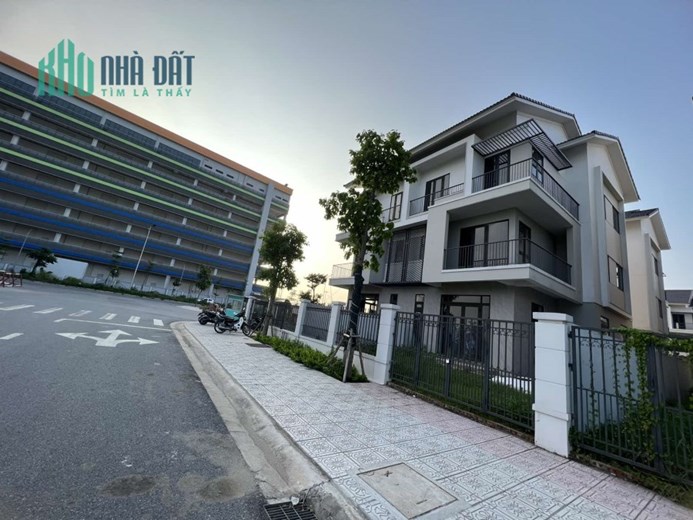 Bán gấp biệt thự 180m2 Centa RVS tiếp giáp Phù Đổng chỉ 41triệu một m2
