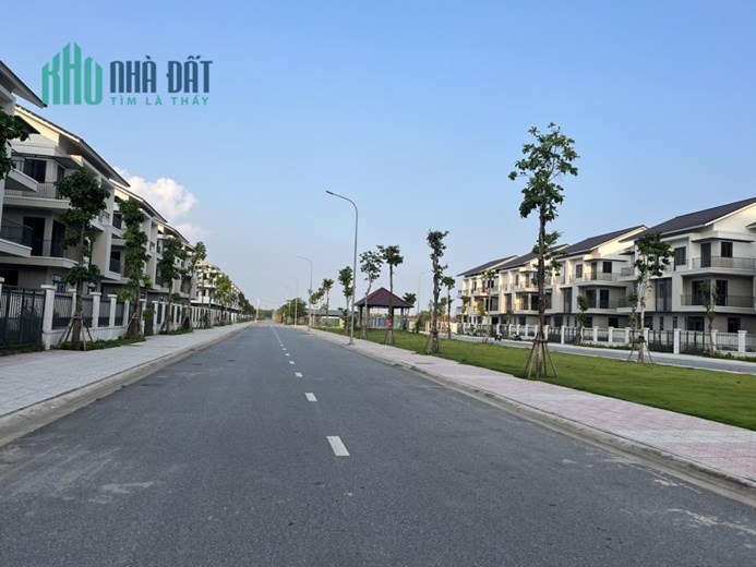 Bán gấp biệt thự 180m2 Centa RVS tiếp giáp Phù Đổng chỉ 41triệu một m2