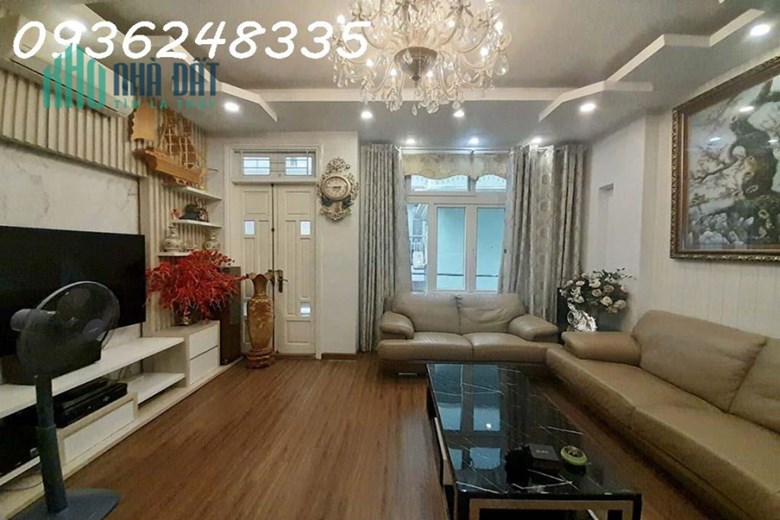 Bán gấp nhà phân lô Gần phố Hoàng Cầu, 50m2, 5 tầng, tặng full nội thất, ô tô vào nhà, hơn 12 tỷ