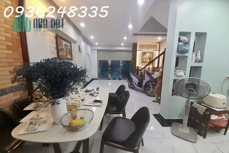 Bán gấp nhà phân lô Gần phố Hoàng Cầu, 50m2, 5 tầng, tặng full nội thất, ô tô vào nhà, hơn 12 tỷ