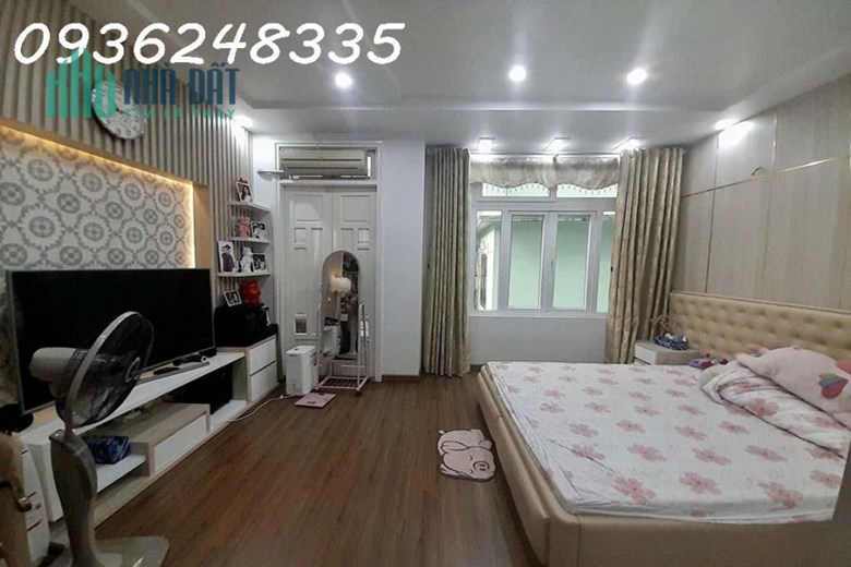 Bán gấp nhà phân lô Gần phố Hoàng Cầu, 50m2, 5 tầng, tặng full nội thất, ô tô vào nhà, hơn 12 tỷ