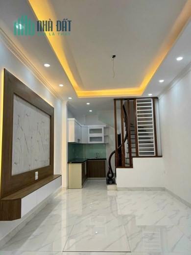 Bán nhà chia lô phố Hào Nam 32 m2 x 5 t mới tinh cách phố 20 m ngõ xe máy giá 4,49 tỷ.