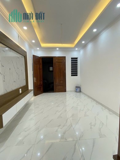 Bán nhà chia lô phố Hào Nam 32 m2 x 5 t mới tinh cách phố 20 m ngõ xe máy giá 4,49 tỷ.