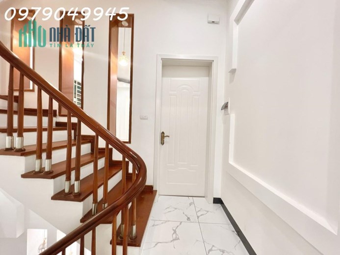 BÁN NHÀ HOA BẰNG, CẦU GIẤY,42M2X5T,1 NHÀ RA MẶT PHỐ,ÔTÔ ĐỖ CỔNG,5.9 TỶ