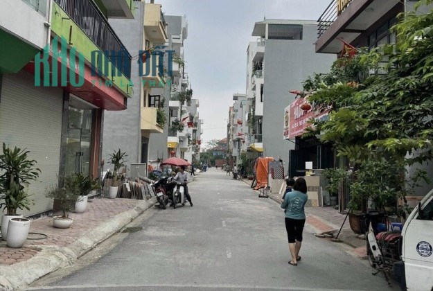 Bán mảnh đất tại Lai Xá, diện tích 40 m2 mặt tiền 4,5 m đường thoáng thông ra khu đô thị, giá chỉ 1