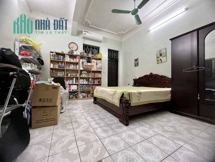 Bán nhà Hoàng Quốc Việt, Cầu Giấy. 67m2; MT18m; giá 12.8 tỷ. Phương