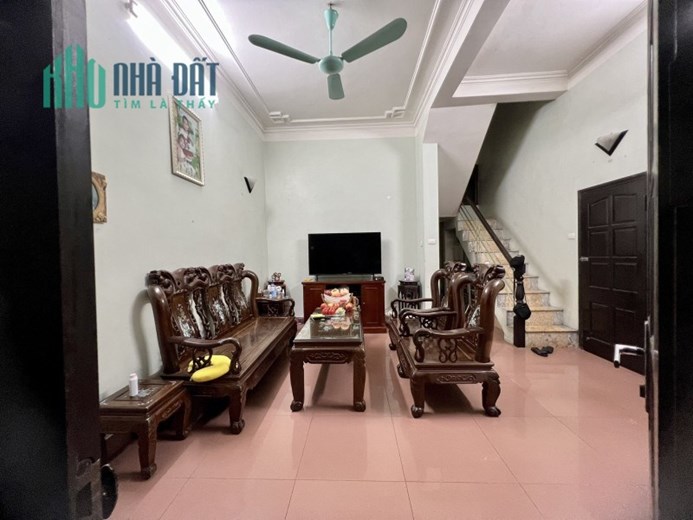 Bán nhà Hoàng Quốc Việt, Cầu Giấy. 67m2; MT18m; giá 12.8 tỷ. Phương