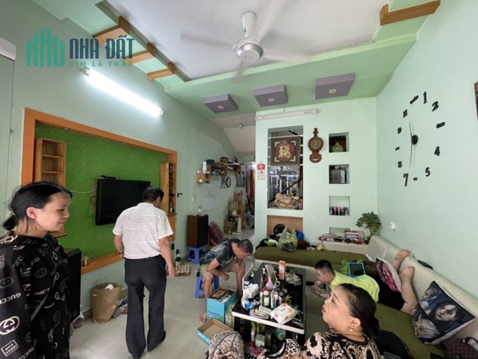 Bán nhà ngõ 383 Thiên Lôi, diện tích 65m 3 tầng GIÁ 2.45 tỉ có sân cổng riêng