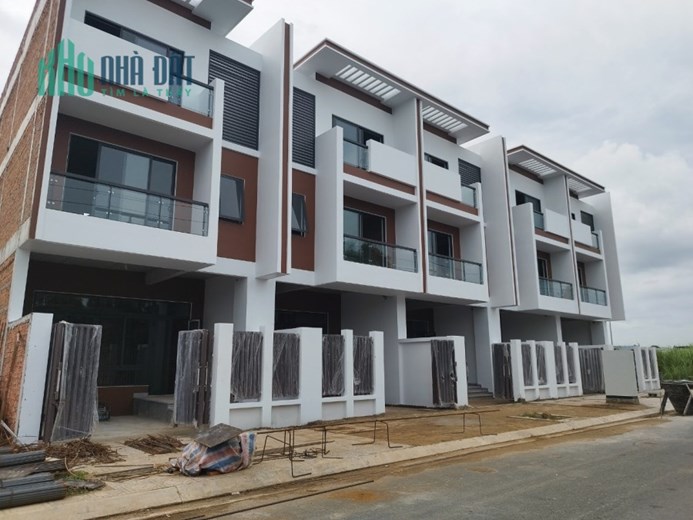 Bán gấp nền khu đô thị tân phú đông, đối diện khu biệt thự hoành tráng.