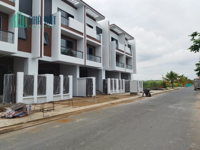 Bán gấp nền khu đô thị tân phú đông, đối diện khu biệt thự hoành tráng.