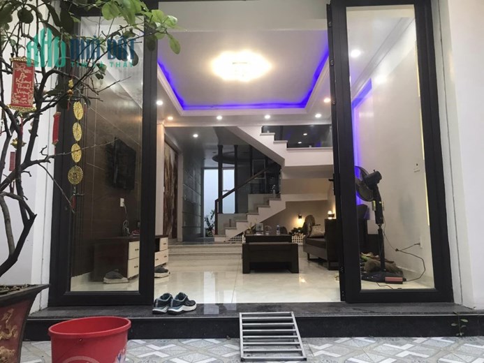Bán căn nhà 71m2 x 3 tầng độc lập với sân cổng tại 193 Văn Cao
