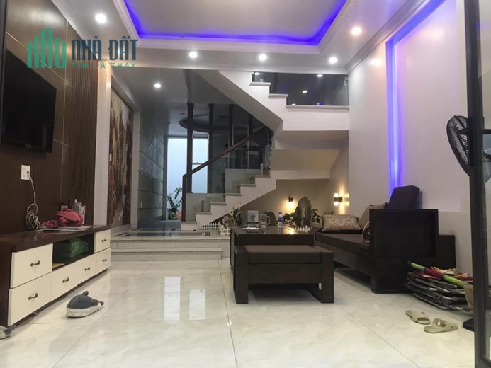 Bán căn nhà 71m2 x 3 tầng độc lập với sân cổng tại 193 Văn Cao