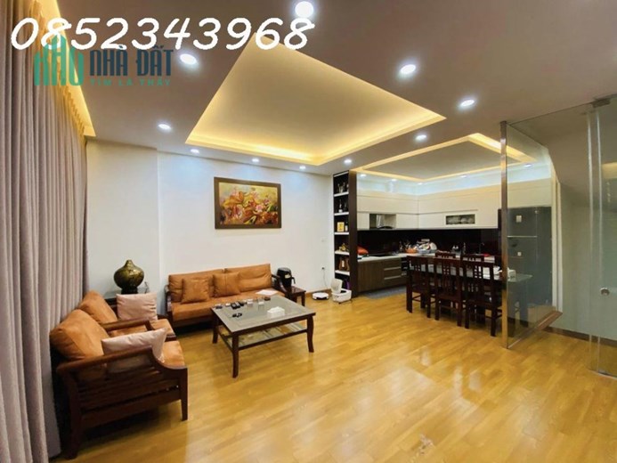 Bán nhà phố Hoa Bằng, Cầu Giấy, 40m2, 5 tầng, gara ô tô 7 chỗ, tặng nội thất, giá 8 tỷ