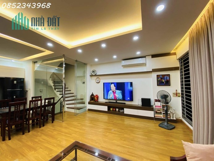 Bán nhà phố Hoa Bằng, Cầu Giấy, 40m2, 5 tầng, gara ô tô 7 chỗ, tặng nội thất, giá 8 tỷ
