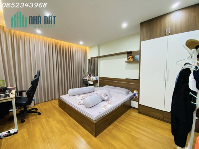 Bán nhà phố Hoa Bằng, Cầu Giấy, 40m2, 5 tầng, gara ô tô 7 chỗ, tặng nội thất, giá 8 tỷ