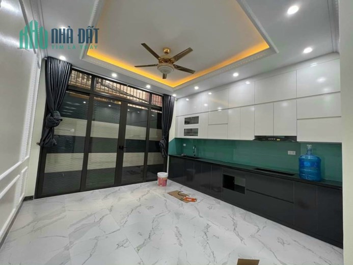 CẦN BÁN CĂN NHÀ SÂN VƯỜN 85M2 - 6 TẦNG THANG MÁY Ở PHỐ NGUYỄN VĂN CỪ - LONG BIÊN .