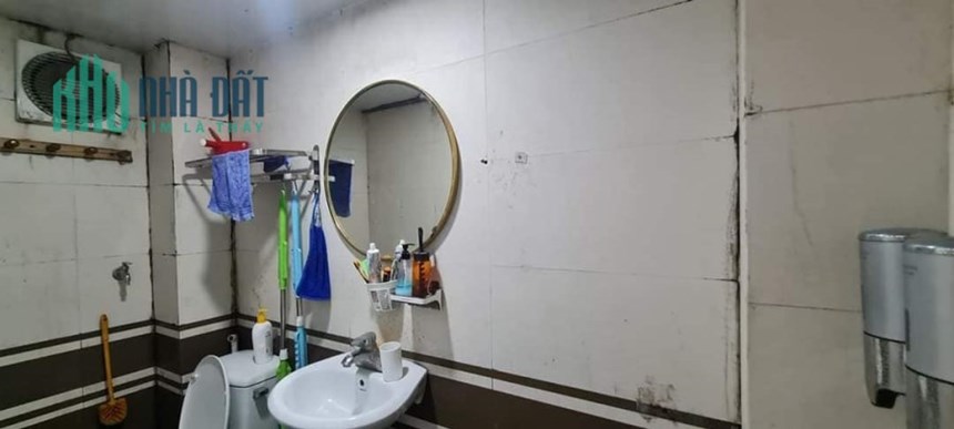 Bán căn nhà tập thể Thanh Xuân Bắc rộng 140m2, 3PN, 3WC, 2.8 tỷ