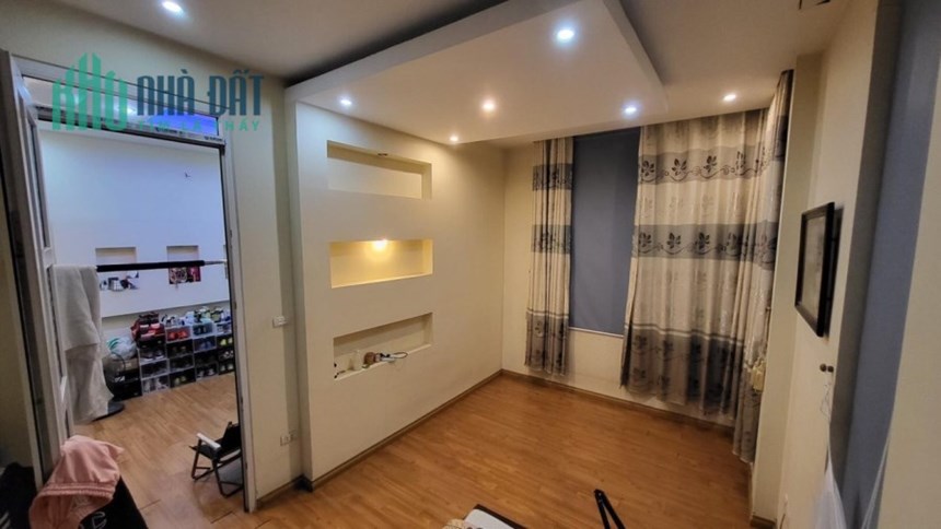 Bán nhà mặt phố Hoàng Mai, 62m, 8m mặt tiền, oto đỗ cửa, kinh doanh sầm uất, 12 tỷ