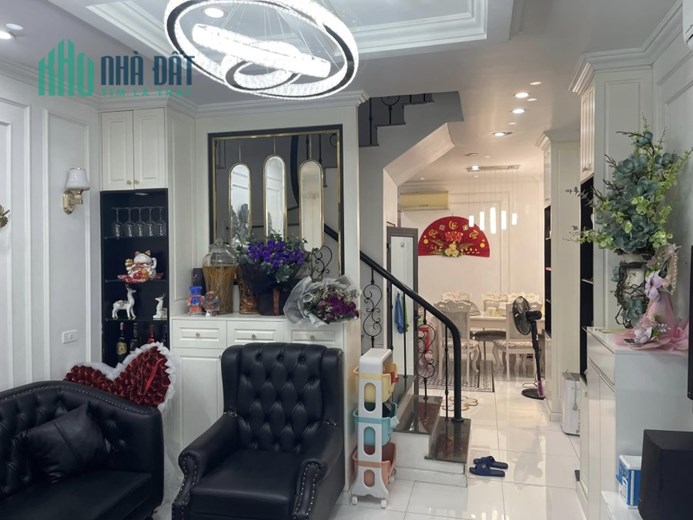 Bán căn nhà 79m2 phố Âu Cơ, Tây Hồ Ô tô đỗ cổng Mặt tiền khủng 2 Ô tô tránh 20m 6.1 Tỷ