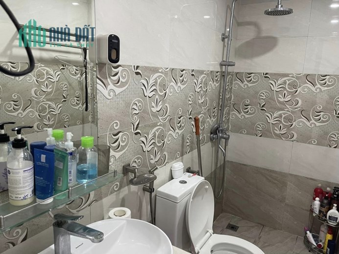 Bán căn nhà 78m2 phố Âu Cơ, Tây Hồ Ô tô đỗ cổng Mặt tiền Quyền lực 2 Ô tô tránh 20m 6.3 Tỷ