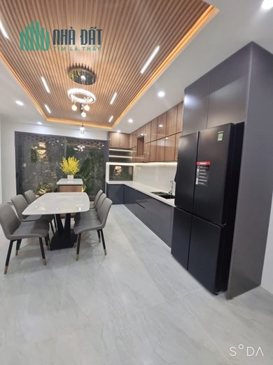 Nhà mới, cổng chợ, mở cửa là có tiền. 81m, 3 tầng. Giá 14.5 tỷ.