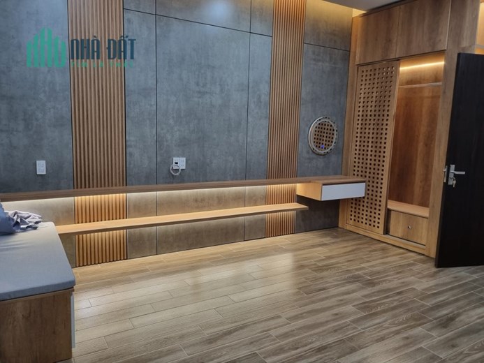 Nhà mới, cổng chợ, mở cửa là có tiền. 81m, 3 tầng. Giá 14.5 tỷ.