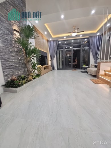 Nhà mới, cổng chợ, mở cửa là có tiền. 81m, 3 tầng. Giá 14.5 tỷ.