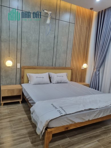 Nhà mới, cổng chợ, mở cửa là có tiền. 81m, 3 tầng. Giá 14.5 tỷ.