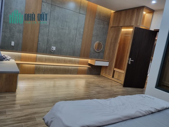 Nhà mới, cổng chợ, mở cửa là có tiền. 81m, 3 tầng. Giá 14.5 tỷ.