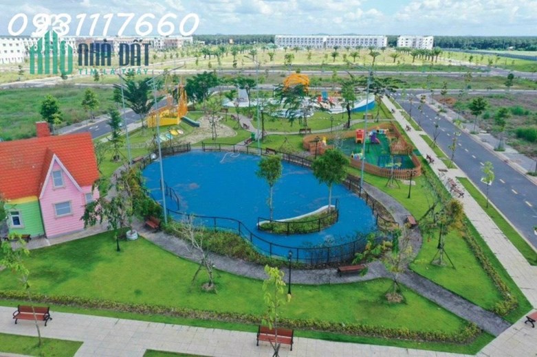 Tôi cần tiền bán lô lỗ đất trong khu dân cư Century City. Giá 1.6 tỷ bao phí sang tên