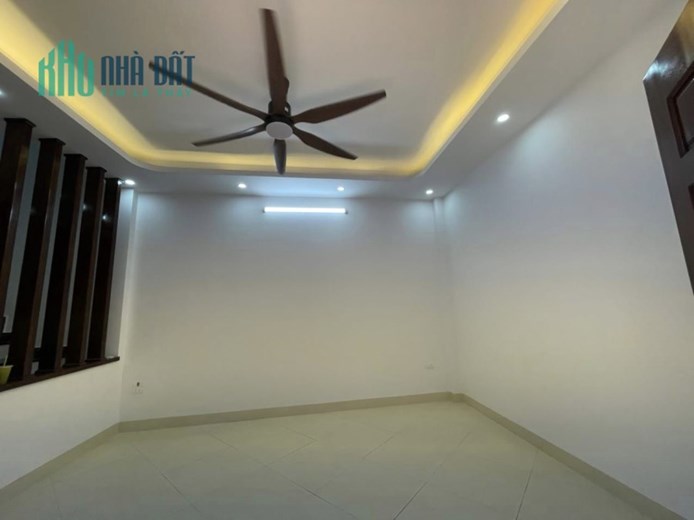 Bán ngôi nhà 33m2 Mặt phố Âu Cơ, Tây Hồ 6 phòng Vỉa hè Kinh doanh đa dạng 3.4 Tỷ
