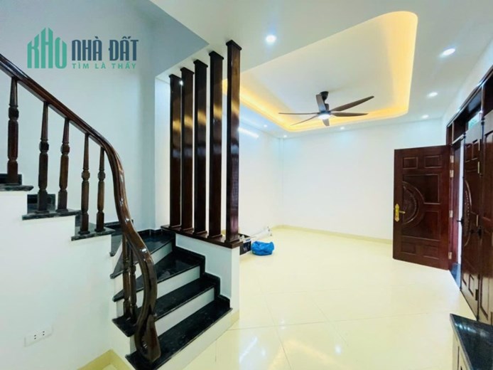 Bán ngôi nhà 33m2 Mặt phố Âu Cơ, Tây Hồ 6 tầng Vỉa hè 3m Kinh doanh đắc địa 3.1 Tỷ