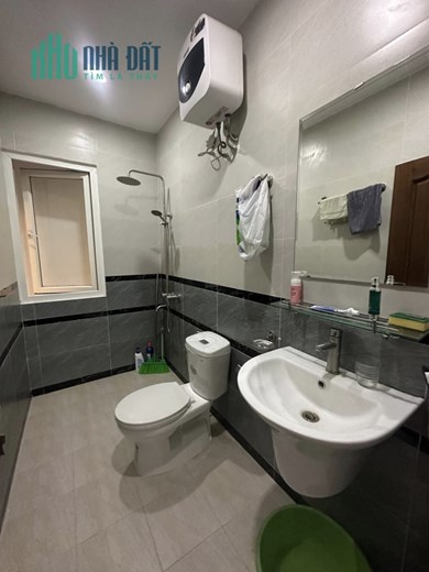 Bán căn nhà 33m2 Mặt phố Âu Cơ, Tây Hồ 6 phòng Vỉa hè rộng Kinh doanh vô địch 3.3 Tỷ